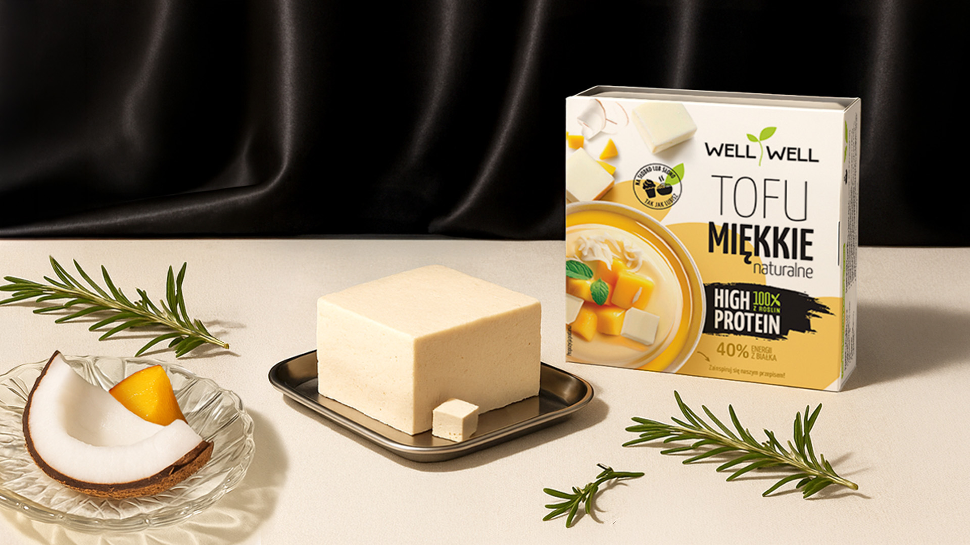 Projekt opakowania Well Well Tofu Miękkie — wysokobiałkowe tofu roślinne na czarnym tle | FYNK